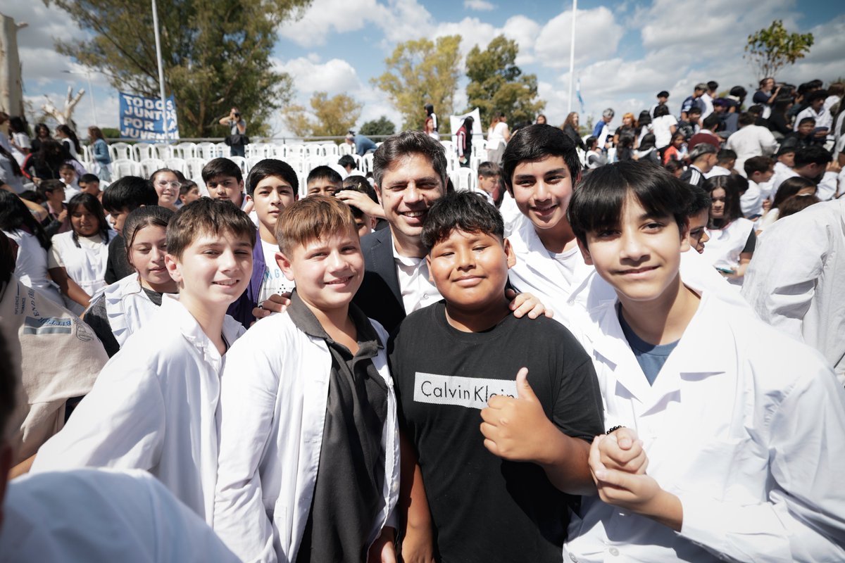 Kicillofok's tweet photo. Las obras de la nueva Escuela Secundaria Especializada en Arte N°1, la primera del distrito, y del edificio para la Secundaria N°16 habían sido abandonadas por el Gobierno nacional. Desde la Provincia las reactivamos y finalizamos con mucho esfuerzo. https://t.co/afeDOMpv3u