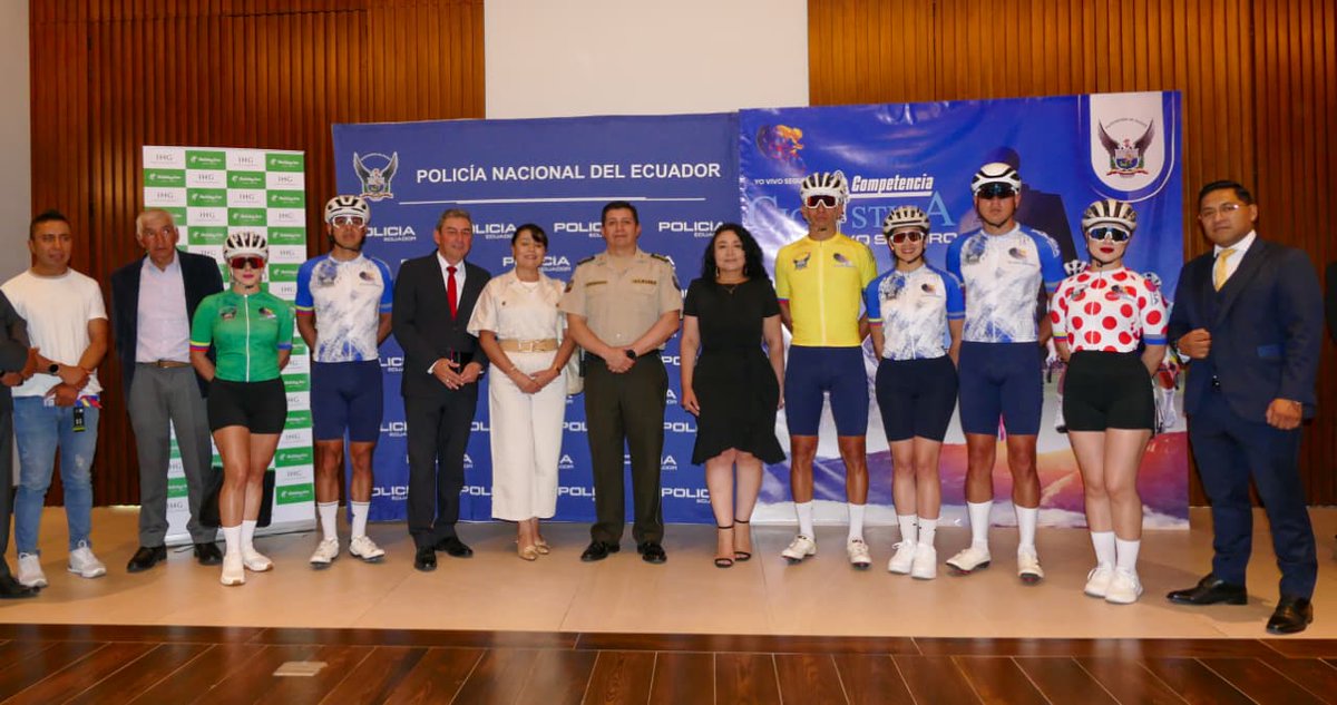 PoliciaEcuador's tweet photo. En su intervención, el #GraDHenryTapia, #DGSCOP, destacó esta iniciativa de #PolicíaEcuador como un compromiso permanente con la comunidad y con la construcción de espacios seguros de convivencia. En ese sentido, señaló que la seguridad no se construye únicamente desde la acción operativa, sino también desde el encuentro con la ciudadanía, la generación de confianza y el trabajo conjunto.
Además, indicó que esta edición de la competencia ciclística tiene un significado especial, ya que se realiza en el marco de una fecha histórica para la Institución: los 180 años de institucionalización y los #88AñosDeProfesionalizaciónEc de la Policía Nacional del #Ecuador. En este contexto, también resaltó la destacada trayectoria del Club de Ciclismo ESPOLI, un equipo que, a lo largo de los años, ha representado con orgullo a la Institución y al país.
#ServirYProtegerConFirmeza