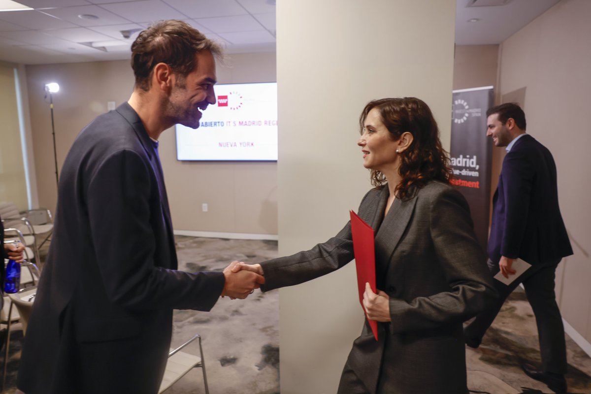 ciudadano_o2's tweet photo. Ojo a la sala de cursillos o venta de  multipropiedades que le ha reservado en NYC el equipo (19 personas, coste 1,4M€ + 1,8M€ en servicios exteriores) de Madrid Invest (el de la derecha es el jefe) a Ayuso para "exponer sus proyectos" a "empresarios" 🇺🇸. Había que llenarla https://t.co/XsFWmxmlDK