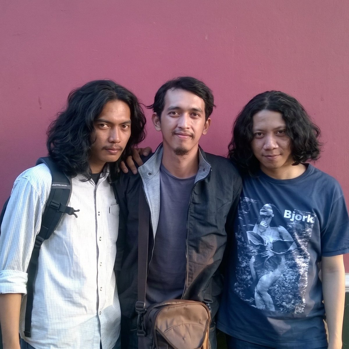 rabumusik's tweet photo. RABU x DIMENSI 7 - NAPAK TILAS
OUT NOW

Berisi interpretasi ulang lagu “Dalam Tidur” dan “Lingkar” dari album Renjana.
Menghasilkan dua buah track ambient yang epic.
Semua materi di album ini diproduseri oleh DIMENSI 7.

Selamat menembus ruang dan waktu! https://t.co/bJrNQsLTgK