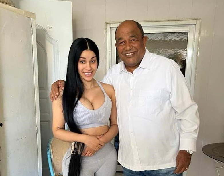 Cardi B visita Castañuelas, Monte Cristi, y comparte con sus abuelos dominicanos dlvr.it/TRPwPl #NDigital