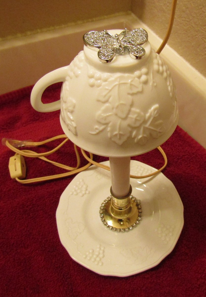 Carolyn40679267's tweet image. White Cup and Saucer Night Light #2 #Repurposed #ElectricLight #NightLight #Collectible #MomSisGift #TeaCupLight etsy.me/3NapWe4 via @Etsy