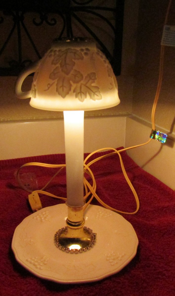 Carolyn40679267's tweet image. White Cup and Saucer Night Light #2 #Repurposed #ElectricLight #NightLight #Collectible #MomSisGift #TeaCupLight etsy.me/3NapWe4 via @Etsy
