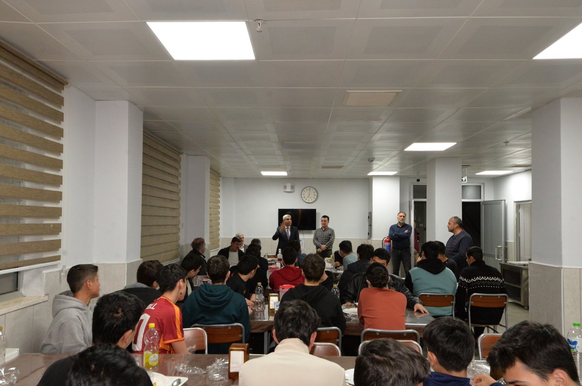 osmaniyeilmem's tweet photo. İl Milli Eğitim Müdürümüz Aydın ALBAK, Şehit Mehmet Karacatilki Anadolu İmam Hatip Lisesi öğrenci ve öğretmenlerimiz ile iftar programında bir araya geldi.

@ALBAKAydn @valiserdengecti @tcmeb https://t.co/1suY5YnqKp