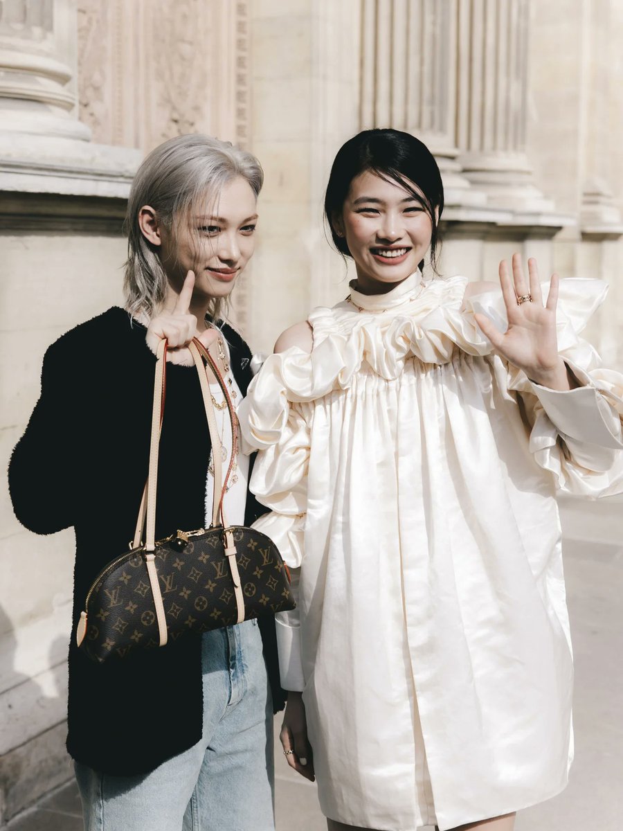 J_Suv_Stay's tweet image. #Felix #필릭스 Instagram Update 📷  

Show time part 2 💙🤌🖤👌
🎵 Harry Styles — Watermelon Sugar
🐥 instagram.com/p/DVtnYihiQ29
#FELIXxLVFW26 
1/3