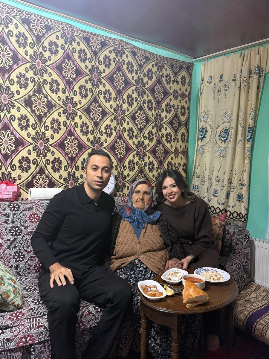 Kaymakamımız Sayın Fatih Güner, Eşi Gülşah Şahin Güner ile birlikte iftar programında ilçe merkezimizde yalnız yaşayan 86 yaşındaki Ayşe Alıçlı’yı ziyaret etti.