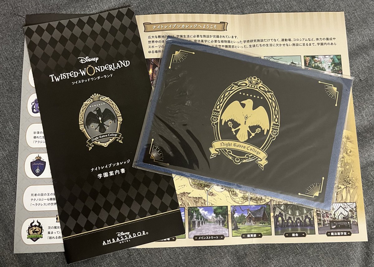 ツイステ展のオイル入りオーナメントの色面白い 普通に見ると黒いのに