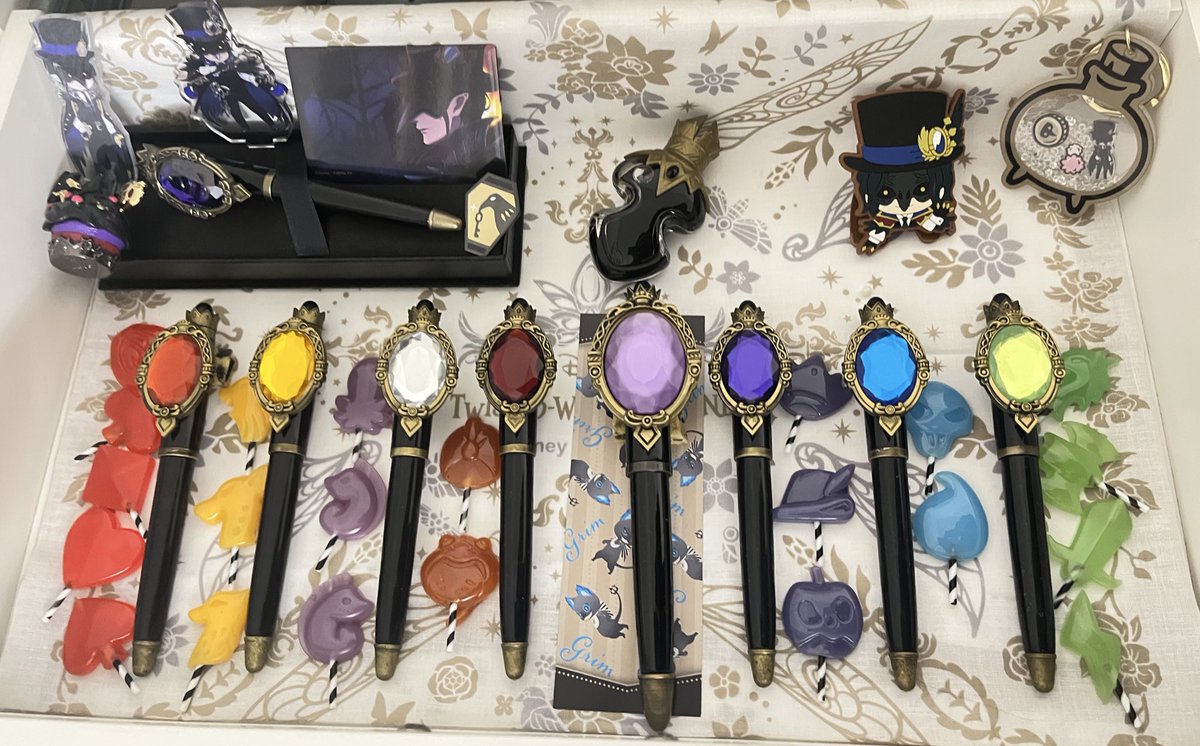 ツイステ展のオイル入りオーナメントの色面白い 普通に見ると黒いのに