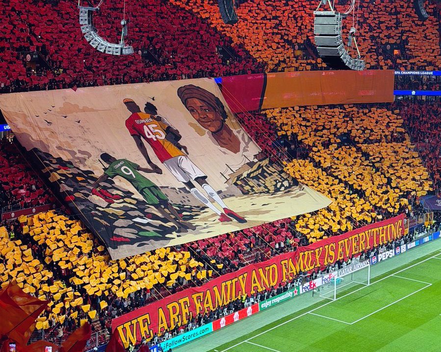 eylulgibiyimm's tweet photo. Büyüdüğünü göremeyen annesine;
büyümüş, futbolcu olmuş, çocuğu kucağında Osimhen göstermek.

İnanılmaz duygusal ya🥹
Osimhen ağlamasın da ne yapsın. https://t.co/Jb2HXUpBto