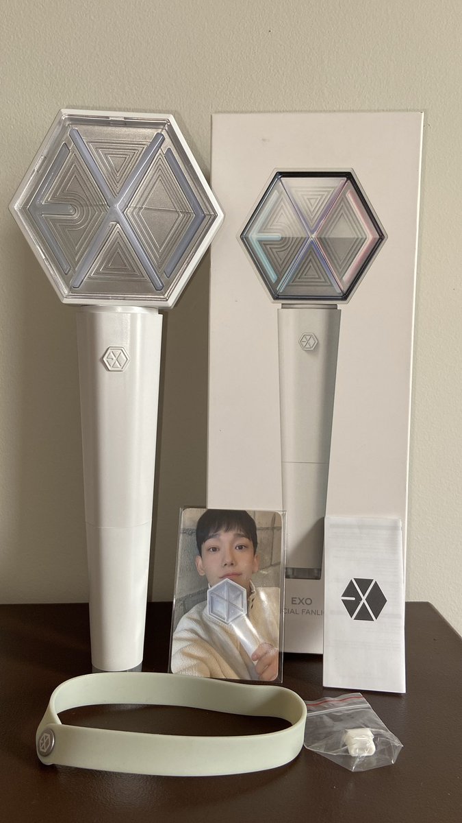 bee_choisan's tweet photo. VENDO/ VENDA
EXO ERIBONG Official Lightstick Ver. 3 (nunca usada)
R$ 380 + frete
Acompanha: Photocard, caixa e todos os itens originais (caixa tem avaria de transporte)
- Funcionando perfeitamente
- Foto e vídeo na DM

#exo #eribong #lightstick https://t.co/WU71Qu8lYs