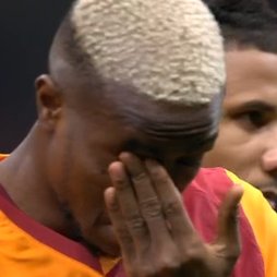 🚨 𝗡𝗘𝗪: Victor Osimhen started crying after he saw the beautiful banner before kick off.