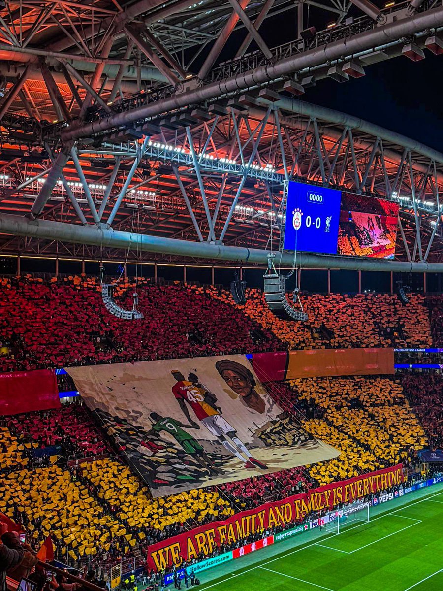 🚨❤️💛 Galatasaray fans tifo for Victor Osimhen.

<a href="/selinnkocaturkk/">Selin Kocatürk</a> <a href="/eurofootcom/">EuroFoot</a> 📸