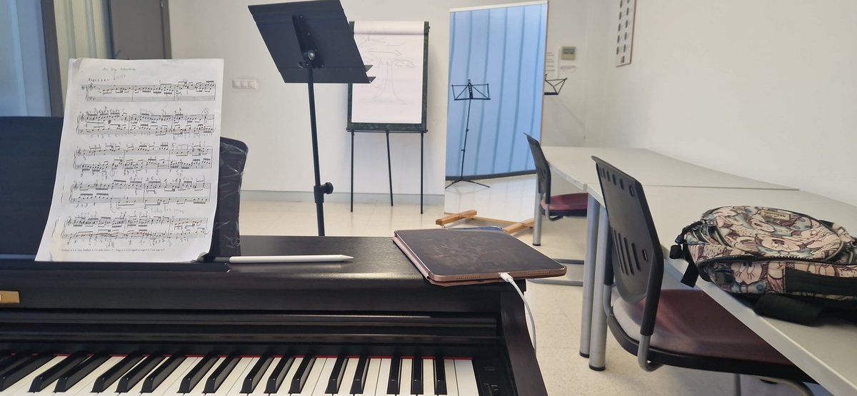 raquelmm56's tweet image. Sé que soy pesada pero es mi primer trabajo oficial (no eventos de un teatro o bodas)
Ya he tenido varios cantantes y una chica que le he dado música en general y me ha dicho que le ha gustado mucho mi clase!!🥰🥰🥰🥰🥰🥰🥰