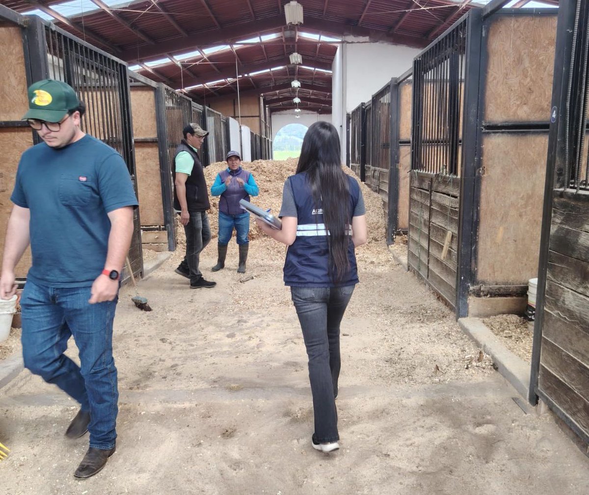 #Azuay | Realizamos inspección técnica en Victoria de Portete, Cuenca, para cumplir requisitos de certificación zoosanitaria y movilidad de centros de concentración animal.
#AgrocalidadEnTerrirorio 💪🏽