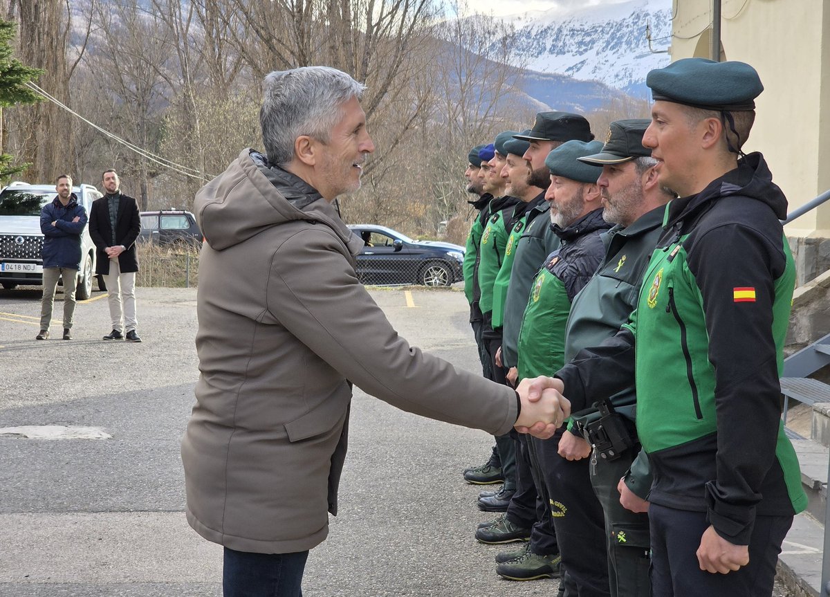 interiorgob's tweet image. Grande-Marlaska se reúne en el cuartel de #Benasque con especialistas del Servicio de Montaña y del #GREIM de @guardiacivil.

🗻 El ministro ha recibido información sobre el trabajo de las unidades de montaña y las intervenciones realizadas en los últimos meses en los #Pirineos.