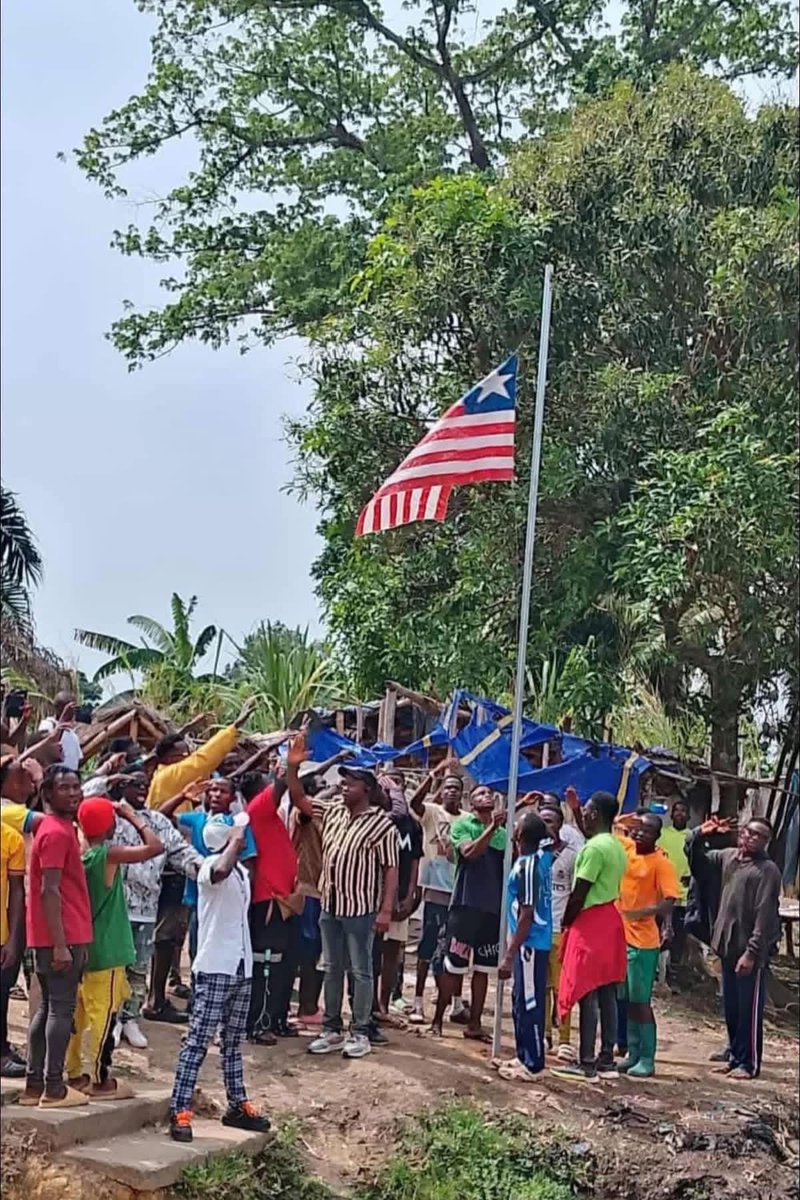 Some Guinean soldiers crossed into Liberia’s territory in Foya, Lofa County today and planted the Guinean flag. Some young Liberians responded by hoisting the Liberian flag in the presence of the Guinean soldiers.
#LiberiaGuinea 🇱🇷 🇬🇳