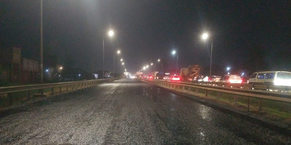 assempebwa's tweet photo. NIGHT WORKS: Kampala Northern Bypass.

Priming works are progressing tonight. The first 250 metres have been successfully primed and preparations for the next 300 metres are on.

By close of works tonight, a total of 550 metres will have been primed, preparing the surface for the next stage of asphalt works. 

The Teams are pacing to complete works as soon as possible!

@MoWT_Uganda 

#RoadMaintenanceUg