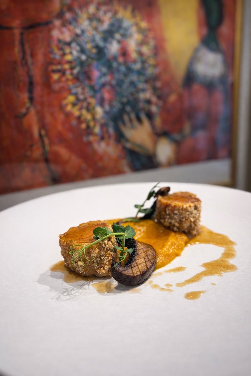 AlbertoFoodAd's tweet photo. Esiste un posto a Venezia dove puoi mangiare circondato dalle opere di Marc Chagall. Si chiama Trattoria La Colomba. 🎨🍷 https://t.co/fdbtw3ZK2G