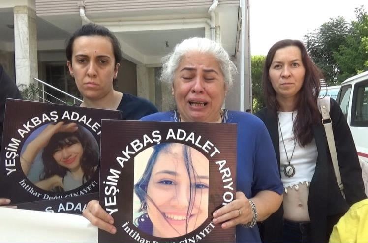 zeyno_citlembik's tweet photo. mahkeme üç kişilik heyetten oluşan bir bilirkişi raporu istedi
ancak ellerine gelen tek kişinin yazdığı taraflı ve hatalı bilirkişi raporunu kabul etti
şüpheli ölüm olayı olmasına rağmen 12 temmuz 2024te üçüncü celsede fail apar topar beraat ettirildi #YeşimArtıkBeklemesin https://t.co/RU4CG9jecF
