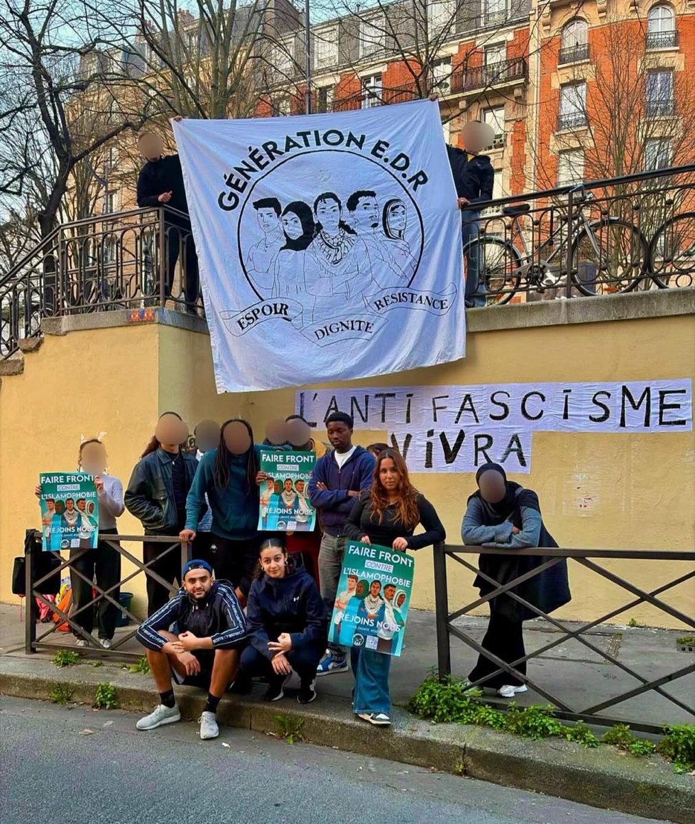 sofia_tizaoui's tweet photo. Tentatives de dissuasion.
Pressions.
Intimidations.
Violence.

Rien ne nous fera plier.

L’antifascisme vivra. ↙️↙️↙️ https://t.co/R7YFPw47rH