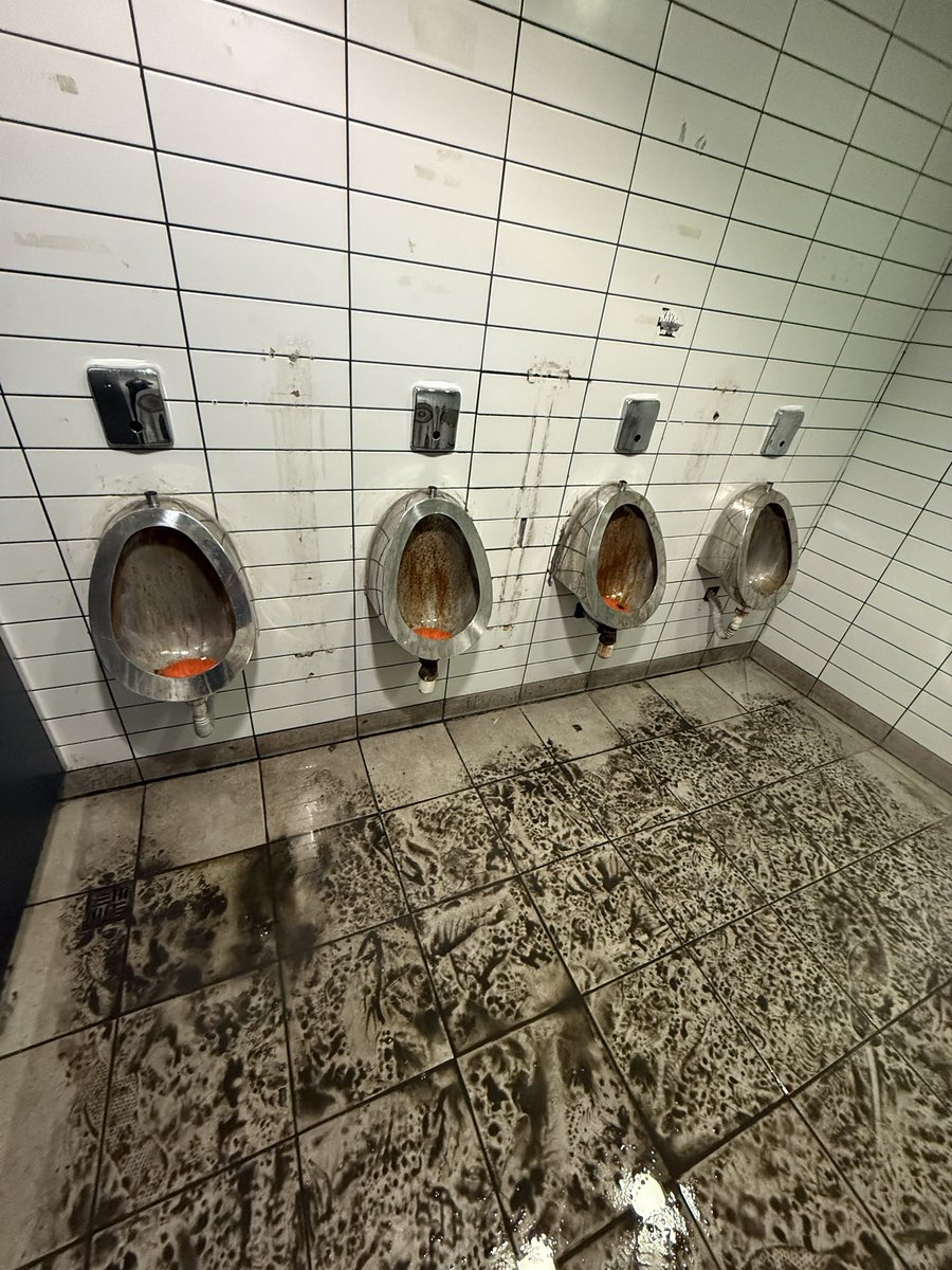 Welcome to Hell 🤮🤮🤮
Don’t think they’ve been cleaned since the stadium was built!
<a href="/GalatasaraySK/">Galatasaray SK</a>