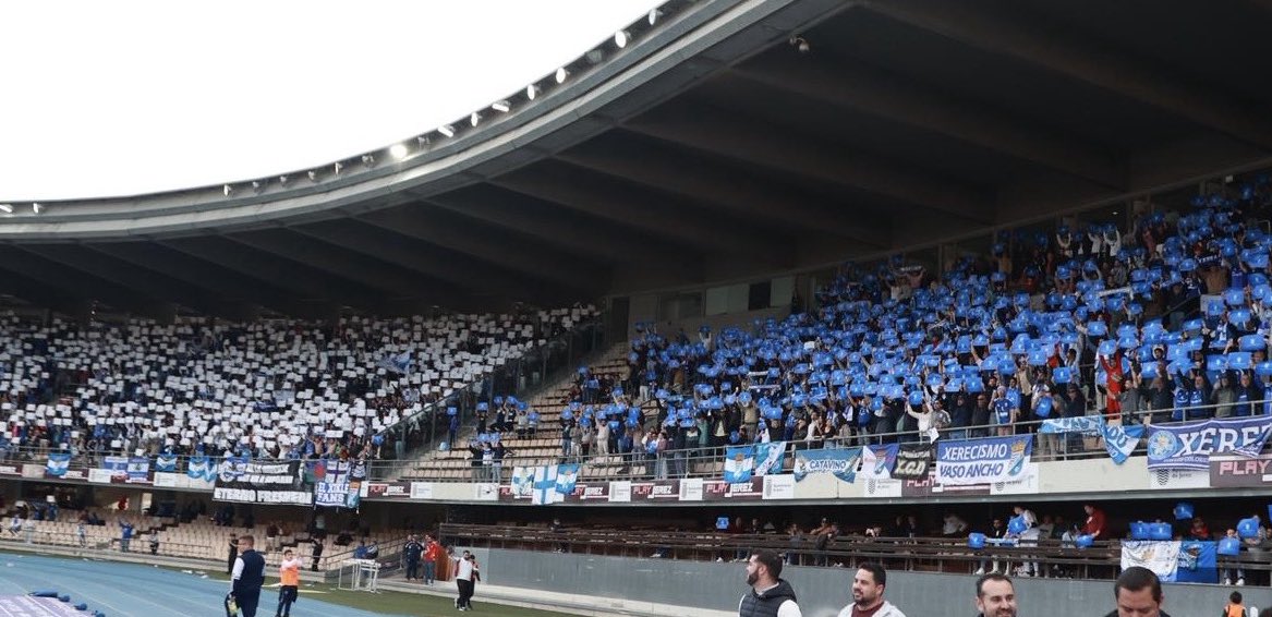 🏟️🔵⚪️ Más de 9000 cartulinas repartidas en Chapín.

Equipo y afición empujando en la misma dirección… y los tres puntos se quedan en casa.

Todos JUNTOS a por el objetivo 💪🏼💙
#ConLosColoresDelXerezTodosUnidos