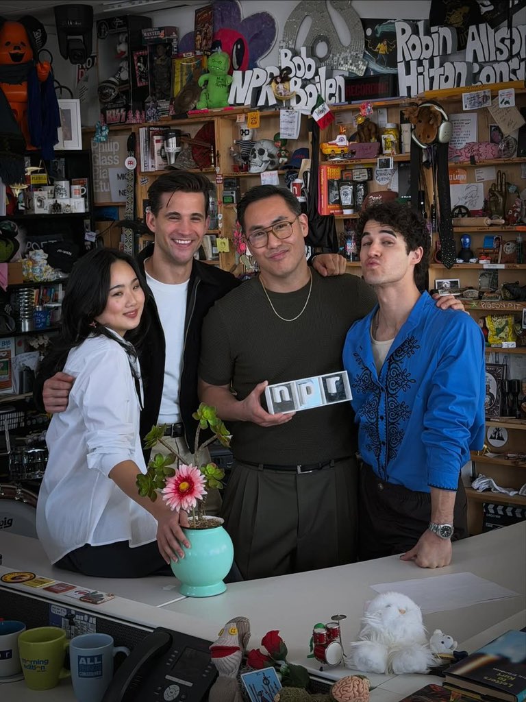 dcrissdaily's tweet image. “Hi, Tiny Desk...🤖🎶

Thanks so much again @/nprmusic for knocking on our door”
Via Darren on IG