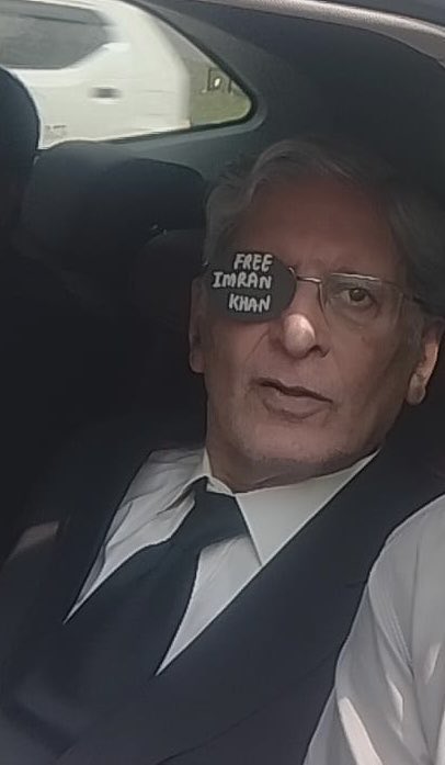 IHameedQ's tweet image. I wish @PTIofficial leadership, parliamentarians and lawyers had this courage when appearing in the courts and attending assembly sessions, press conferences or any meeting 😡

#WakeUpPakistan 🇵🇰
#FreeImranKhan ✊
#ImranKhanHealthRedAlert 🚨