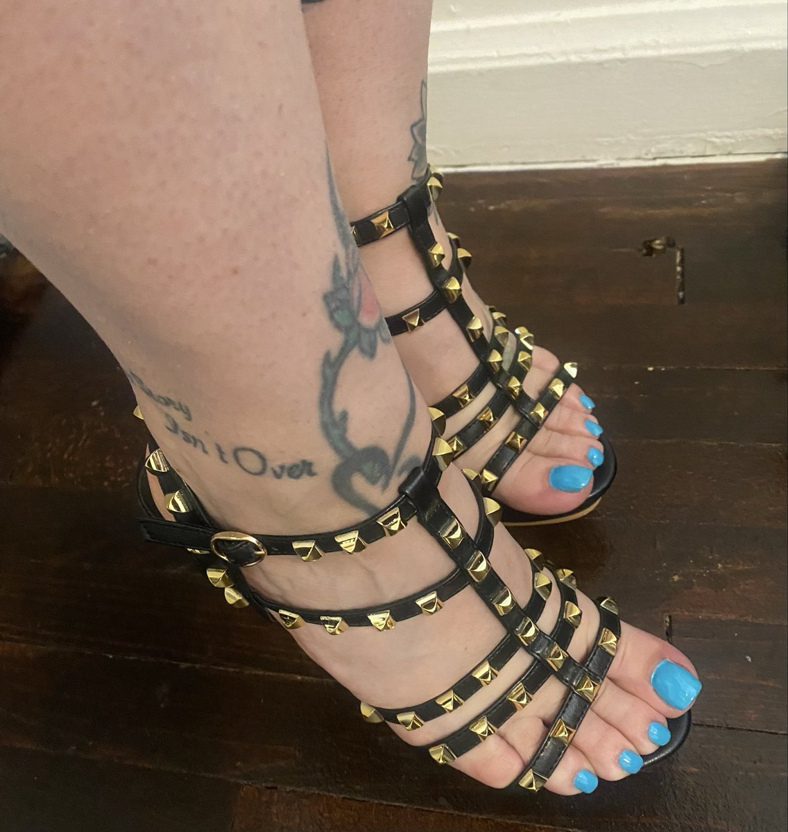 ToesSolesHeels's tweet photo. #toes #heels #prettytoes #prettyfeet https://t.co/VSJA8ZhTEr