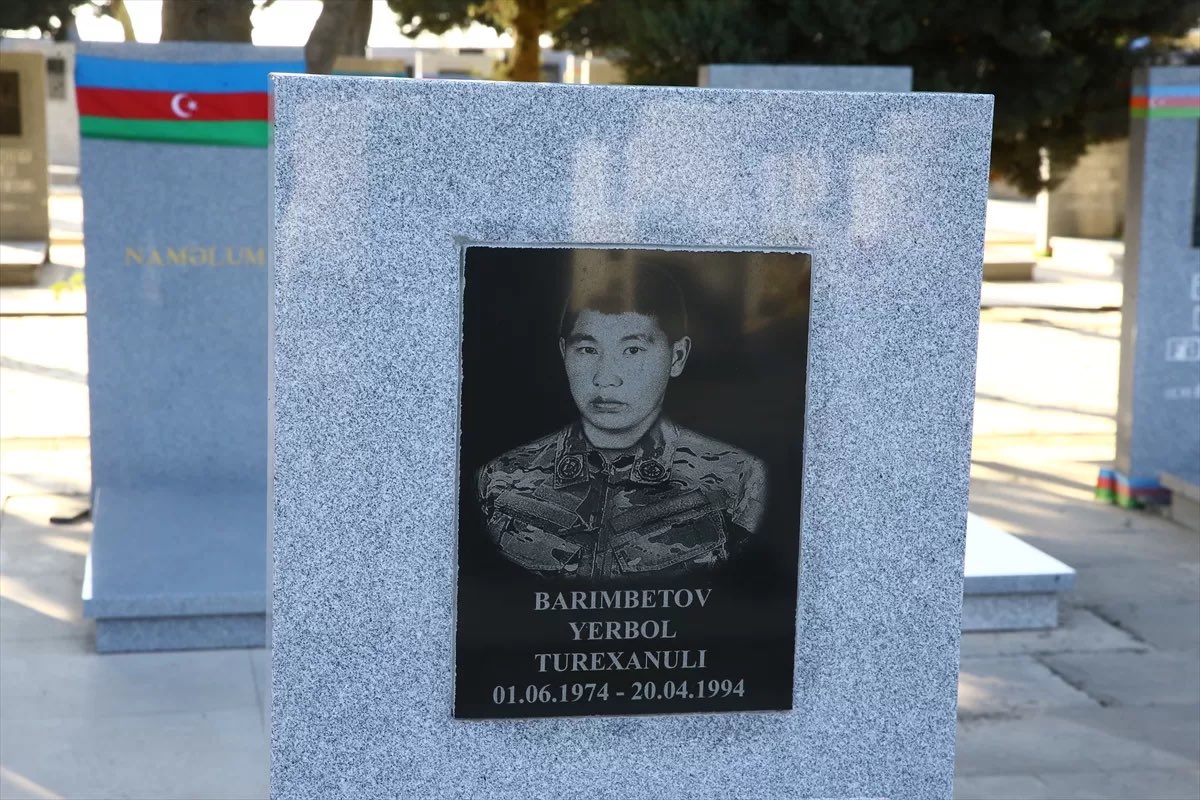 🔴 1992 yılında henüz 18 yaşındayken Azerbaycan Türklerinin Karabağ’da yaşadığı acıları radyodan duyduktan sonra tek başına Azerbaycan’a giderek keşif birliği komutanlığı yapan ve Ermenistan ordusunun korkulu rüyası hâline gelen Yerbol Barımbetov, Mübariz İbrahimov’un şehit