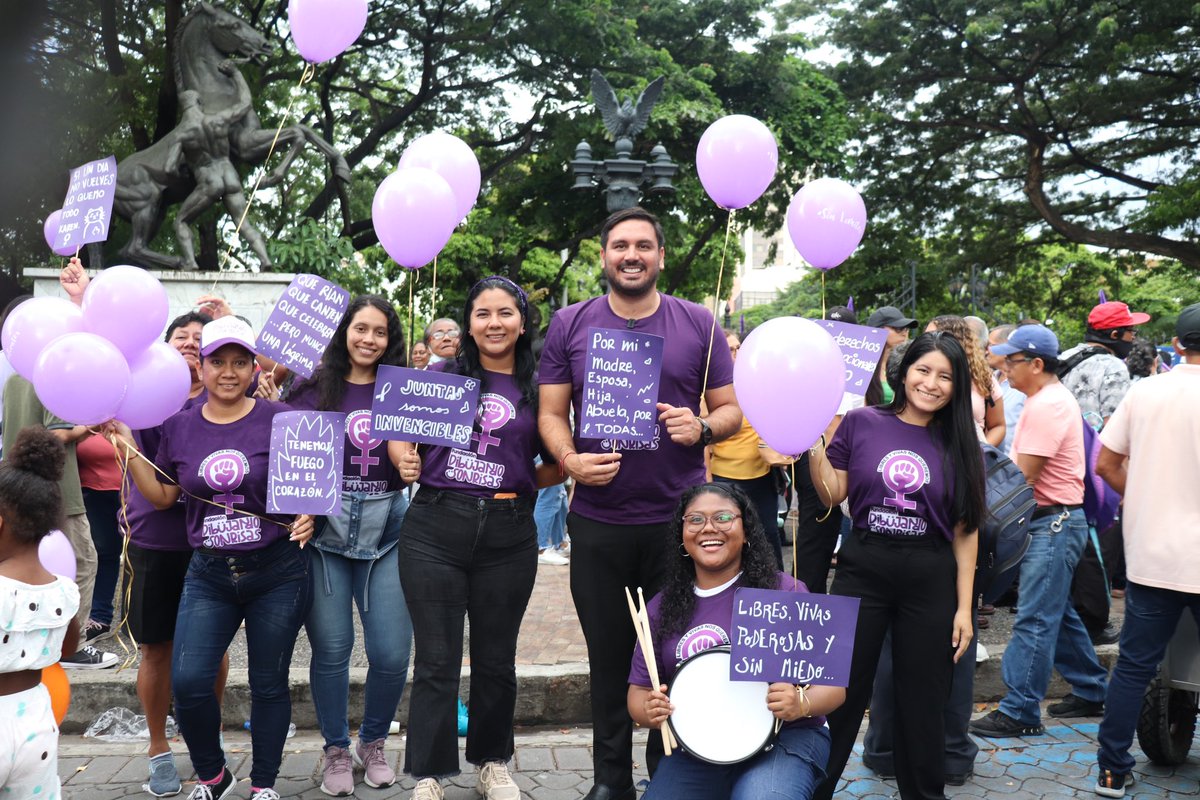 Alba_RuizG's tweet photo. @lahistoriaec @CpccsEc Lamentable ver cómo intentan desinformar. Andrés Fantoni lleva más de cinco años participando en la marcha del 8 de marzo con sus voluntarias. Lo triste es que este año la marcha fue politizada y organizada por el correísmo. El 8M debería ser de todas, no de un partido https://t.co/fRPDGXIuk2
