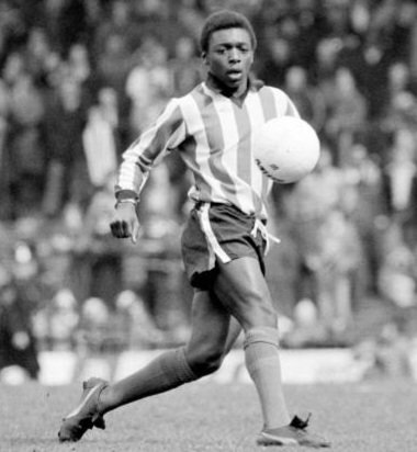 thesoccerdemic's tweet photo. ⚽️Happy 68th b'day🎉to #Tottenham legend Garth Crooks OBE🙌🏾
⚽️He made his senior debut in 1976 for #StokeCity & moving to #Spurs he won the UEFA Cup & 2️⃣ #FACups 🔥
🌎He went onto make 4️⃣7️⃣6️⃣ appearances for 5️⃣ teams inc #MUFC, #WestBrom & #Addicks & scored 1️⃣6️⃣8️⃣ goals✨️🇯🇲🏴 https://t.co/ahKC97nEWP