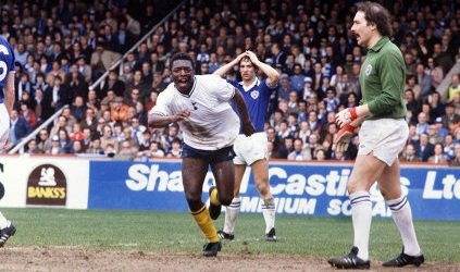 thesoccerdemic's tweet photo. ⚽️Happy 68th b'day🎉to #Tottenham legend Garth Crooks OBE🙌🏾
⚽️He made his senior debut in 1976 for #StokeCity & moving to #Spurs he won the UEFA Cup & 2️⃣ #FACups 🔥
🌎He went onto make 4️⃣7️⃣6️⃣ appearances for 5️⃣ teams inc #MUFC, #WestBrom & #Addicks & scored 1️⃣6️⃣8️⃣ goals✨️🇯🇲🏴 https://t.co/ahKC97nEWP