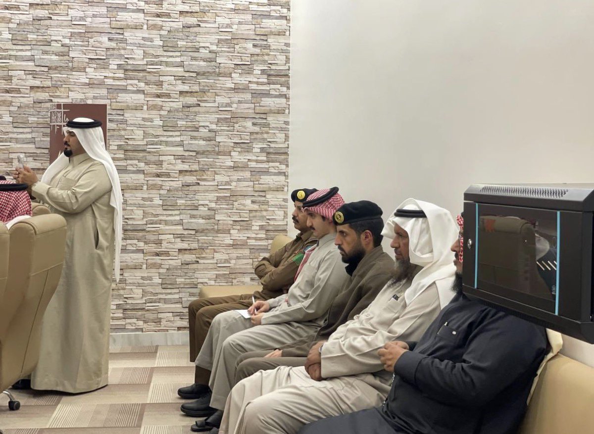HCPahadrufidah's tweet photo. ضمن مبادرة #أجاويد4 
وبتوجيه سمو أمير المنطقة حفظه الله 
قامت غرفة #أجاويد4 بمحافظة أحد رفيدة برئاسة محافظ أحد رفيدة أ.ناصر بن عشق بن شفلوت إستضافة فريق مدينة أحد رفيده الصحية في لقاء مع فريق المدن الصحية بأمارة منطقة عسير لمناقشة التأسيس ومتطلباته وأهدافه وتطلعات المجتمع المحلي https://t.co/gadzLH2f7y