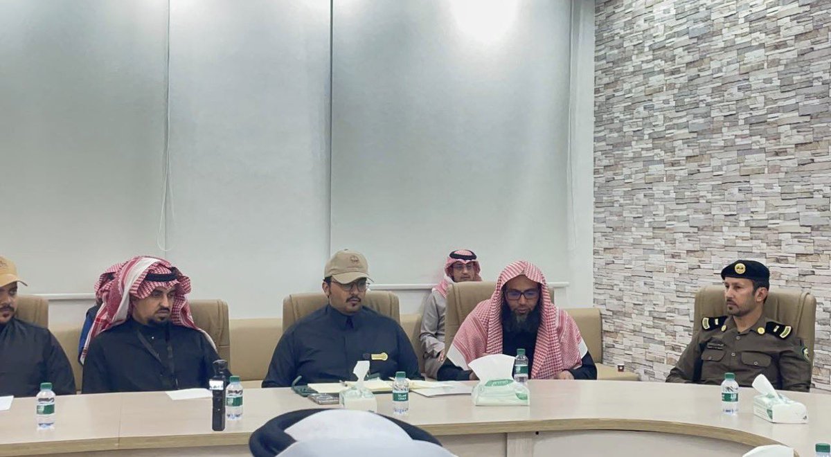 HCPahadrufidah's tweet photo. ضمن مبادرة #أجاويد4 
وبتوجيه سمو أمير المنطقة حفظه الله 
قامت غرفة #أجاويد4 بمحافظة أحد رفيدة برئاسة محافظ أحد رفيدة أ.ناصر بن عشق بن شفلوت إستضافة فريق مدينة أحد رفيده الصحية في لقاء مع فريق المدن الصحية بأمارة منطقة عسير لمناقشة التأسيس ومتطلباته وأهدافه وتطلعات المجتمع المحلي https://t.co/gadzLH2f7y