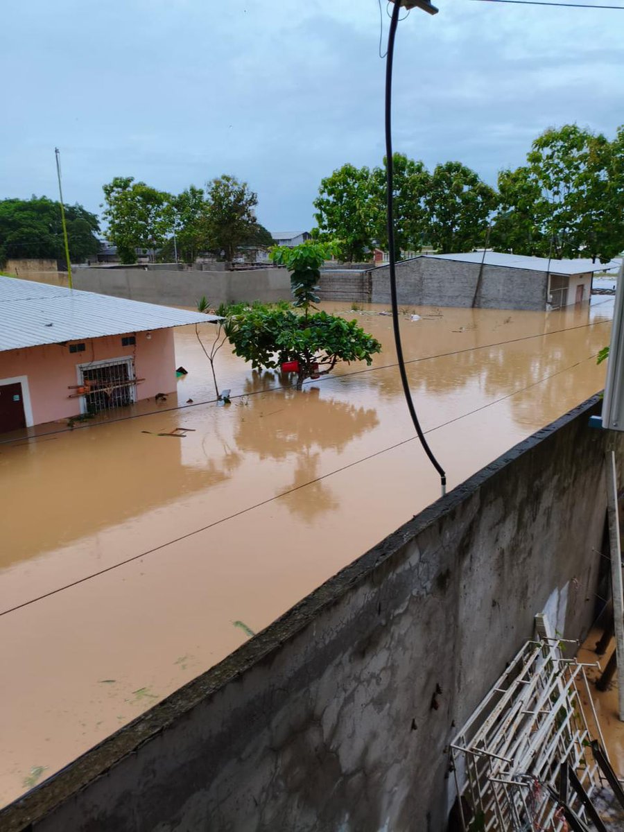 kliway's tweet photo. Ciudale santa Teresita bajo el agua solo en canoa se puede ingresar @tctelevision @EcuavisaInforma @ecuavisa @teleamazonasec https://t.co/URm9KA1HIP