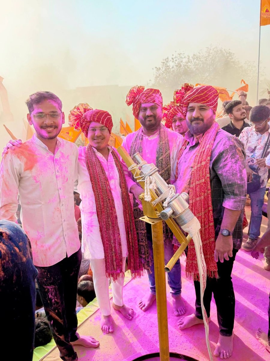 himanshugoraniy's tweet image. "રંગોની સાથે ભક્તિનો રંગ મળે ત્યારે ધુળેટી માત્ર તહેવાર નથી રહેતી, પરંતુ એક આધ્યાત્મિક આનંદનો અવસર બની જાય છે." 🌈🙏🏻
  સાળંગપુર ધામ ખાતે દાદાના પાવન સાનિધ્યમાં પ્રદેશ યુવા મોરચાના સાથીઓ સાથે ધુળેટીની રંગભરી ઉજવણી હર્ષોઉલ્લાસ અને ભક્તિભાવ સાથે ઉજવાઈ
#sarangpur #dhuleti #HappyHoli