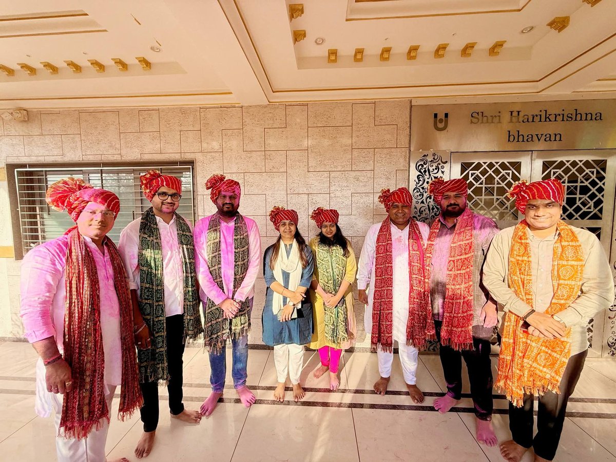 himanshugoraniy's tweet image. "રંગોની સાથે ભક્તિનો રંગ મળે ત્યારે ધુળેટી માત્ર તહેવાર નથી રહેતી, પરંતુ એક આધ્યાત્મિક આનંદનો અવસર બની જાય છે." 🌈🙏🏻
  સાળંગપુર ધામ ખાતે દાદાના પાવન સાનિધ્યમાં પ્રદેશ યુવા મોરચાના સાથીઓ સાથે ધુળેટીની રંગભરી ઉજવણી હર્ષોઉલ્લાસ અને ભક્તિભાવ સાથે ઉજવાઈ
#sarangpur #dhuleti #HappyHoli