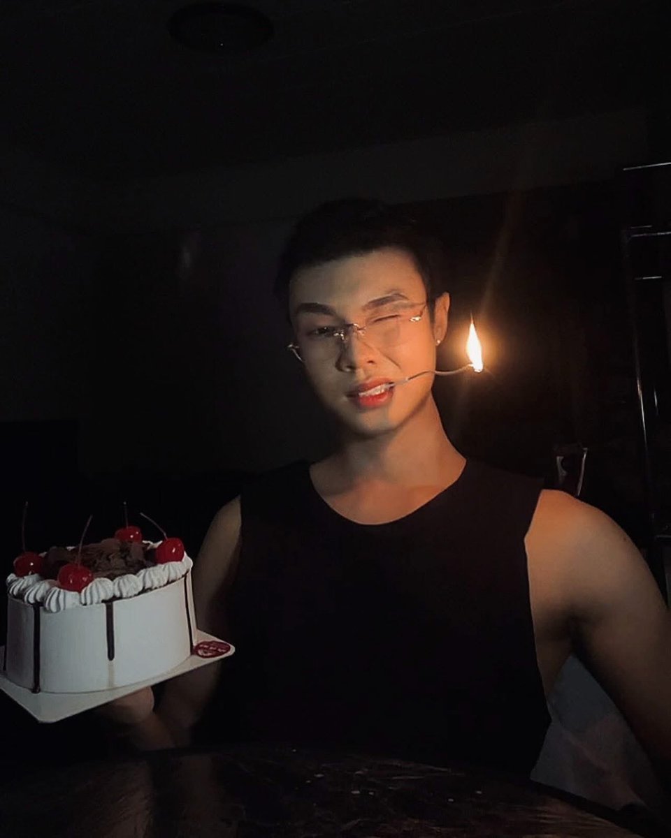khangguy_v's tweet photo. Happy birthday to me. https://t.co/8DEuchYmMQ