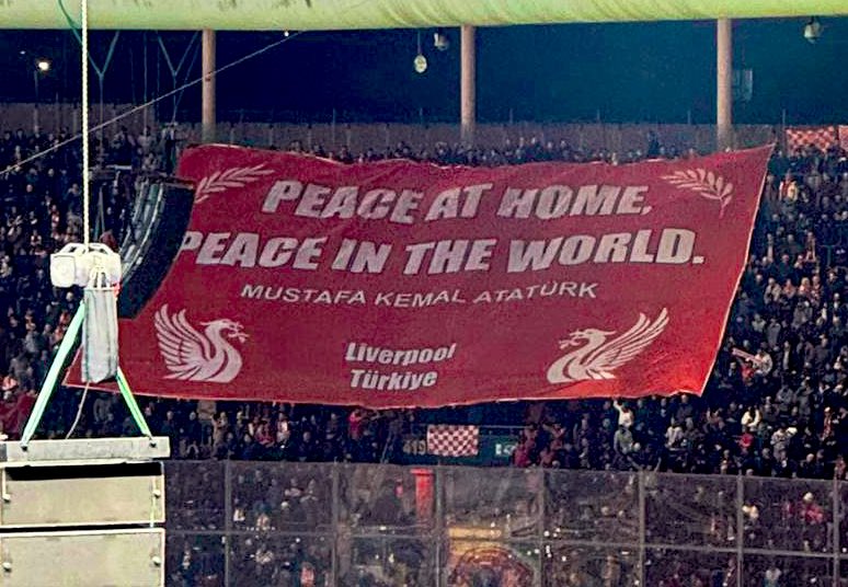 sportskafa's tweet photo. Liverpool taraftarının deplasman tribününde açtığı pankart 👏 

"Yurtta barış, dünyada barış" 
Mustafa Kemal Atatürk https://t.co/BWCKOqtYuY