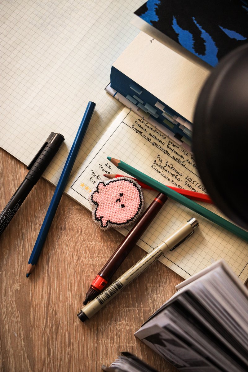 У брошки Такопі теж тепер є хороші фото, а це причина нагадати, що її можна виграти за донат на допоміжну банку до Єдинозбору від Фонду Притули посилання на яку в цитованому.

А окрім цього малюка у ОМГ є ще 27 різних призів - здебільшого манга і мерч))