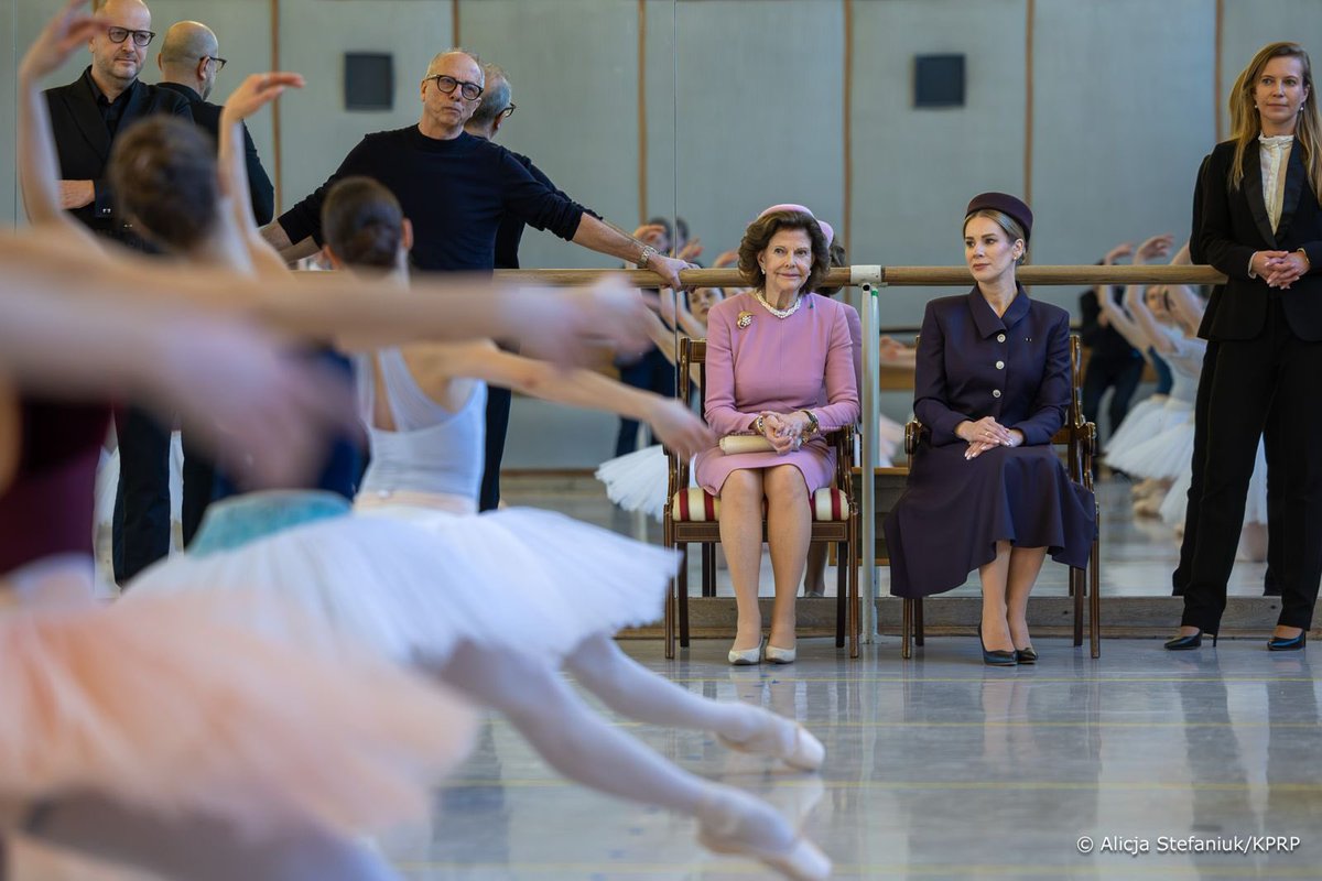 🇵🇱🇸🇪 Pierwsza Dama Marta Nawrocka oraz Jej Królewska Mość Królowa Sylwia odwiedziły Teatr Wielki – Operę Narodową w Warszawie. Podczas wizyty spotkały się z artystami, obejrzały scenografię opery „Pasażerka”, wzięły udział w próbie baletu „Bajadera”, a także zapoznały się z pracą