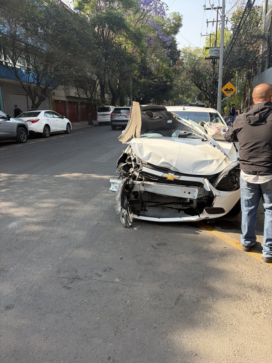mariabarquerac's tweet photo. Urgeeee un semáforo o tope aunque sea en la esquina de Mexicali con Ometusco en la colonia Hipódromo, Cuahutemoc. 
Es el 5to choque en un año. 

@AlessandraRdlv @AlcaldiaMHmx https://t.co/iqVb66npVf