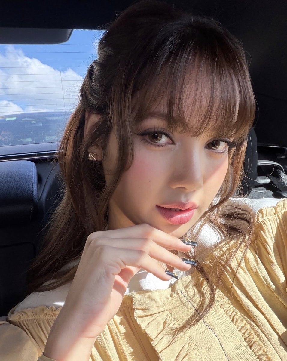 hourly lisa tweet media