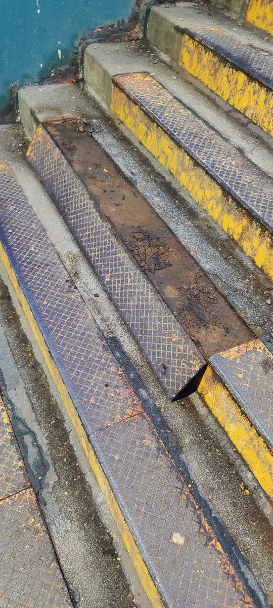 PatrickRaeburn's tweet photo. @SouthernRailUK Maintenance needed on the stairs at Waddon Station! https://t.co/irjfNGEdOC