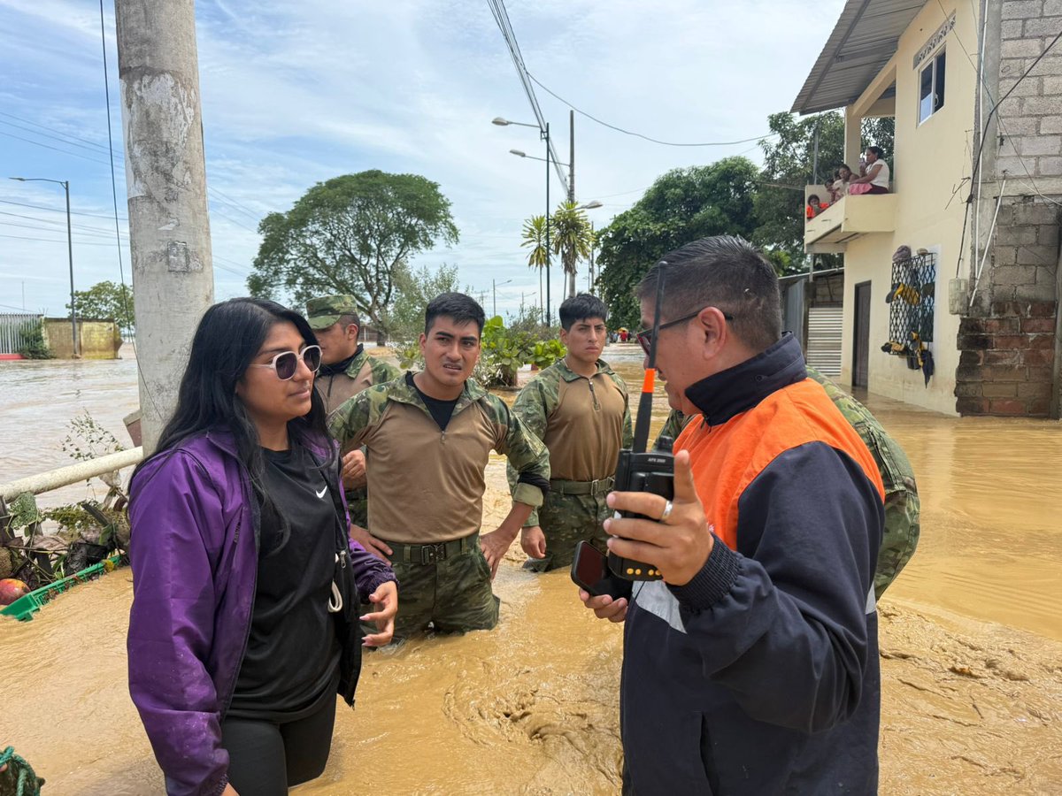 Riesgos_Ec's tweet photo. 📍 #Guayas / Balao / Balao / Cabecera Cantonal

Evento: Inundación
Estado: Seguimiento – Información preliminar

Afectaciones (información preliminar):
•Calles anegadas en la cabecera cantonal.
•Varias viviendas afectadas (en evaluación).
•Aproximadamente el 60% de la cabecera cantonal presenta presencia de agua debido al desbordamiento del río Balao.

➡️Acciones:
•Se retiro el material en el río Balao y sus alrededores.
•El Cuerpo de Bomberos de Balao ejecuta recorridos de verificación en varios sectores del cantón.
•La Secretaría Nacional de Gestión de Riesgos se encuentra en el sitio coordinando acciones con la Jefatura Política y dando seguimiento al evento.
• Se realiza el respectivo levantamiento de información.

El Gobierno Nacional, liderado por el presidente Daniel Noboa, se mantiene desplegado en territorio articulando acciones para proteger a la ciudadanía. 🇪🇨

✔️Manténgase informado mediante los canales oficiales.

@CaroLozanoHaro 
@Presidencia_Ec 
@ComunicacionEc 
@goberguayasec 

#ElNuevoEcuador