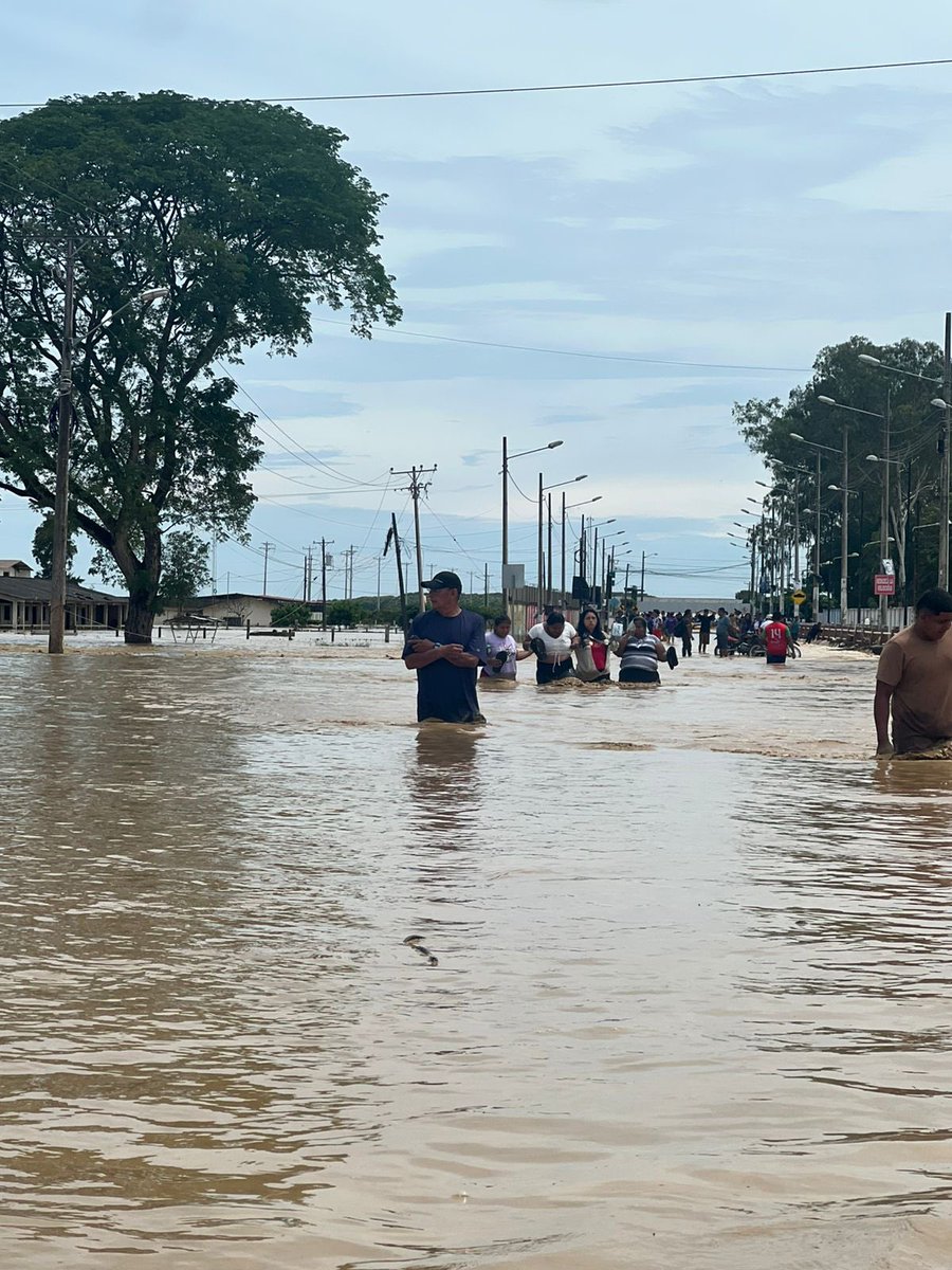 Riesgos_Ec's tweet photo. 📍 #Guayas / Balao / Balao / Cabecera Cantonal

Evento: Inundación
Estado: Seguimiento – Información preliminar

Afectaciones (información preliminar):
•Calles anegadas en la cabecera cantonal.
•Varias viviendas afectadas (en evaluación).
•Aproximadamente el 60% de la cabecera cantonal presenta presencia de agua debido al desbordamiento del río Balao.

➡️Acciones:
•Se retiro el material en el río Balao y sus alrededores.
•El Cuerpo de Bomberos de Balao ejecuta recorridos de verificación en varios sectores del cantón.
•La Secretaría Nacional de Gestión de Riesgos se encuentra en el sitio coordinando acciones con la Jefatura Política y dando seguimiento al evento.
• Se realiza el respectivo levantamiento de información.

El Gobierno Nacional, liderado por el presidente Daniel Noboa, se mantiene desplegado en territorio articulando acciones para proteger a la ciudadanía. 🇪🇨

✔️Manténgase informado mediante los canales oficiales.

@CaroLozanoHaro 
@Presidencia_Ec 
@ComunicacionEc 
@goberguayasec 

#ElNuevoEcuador