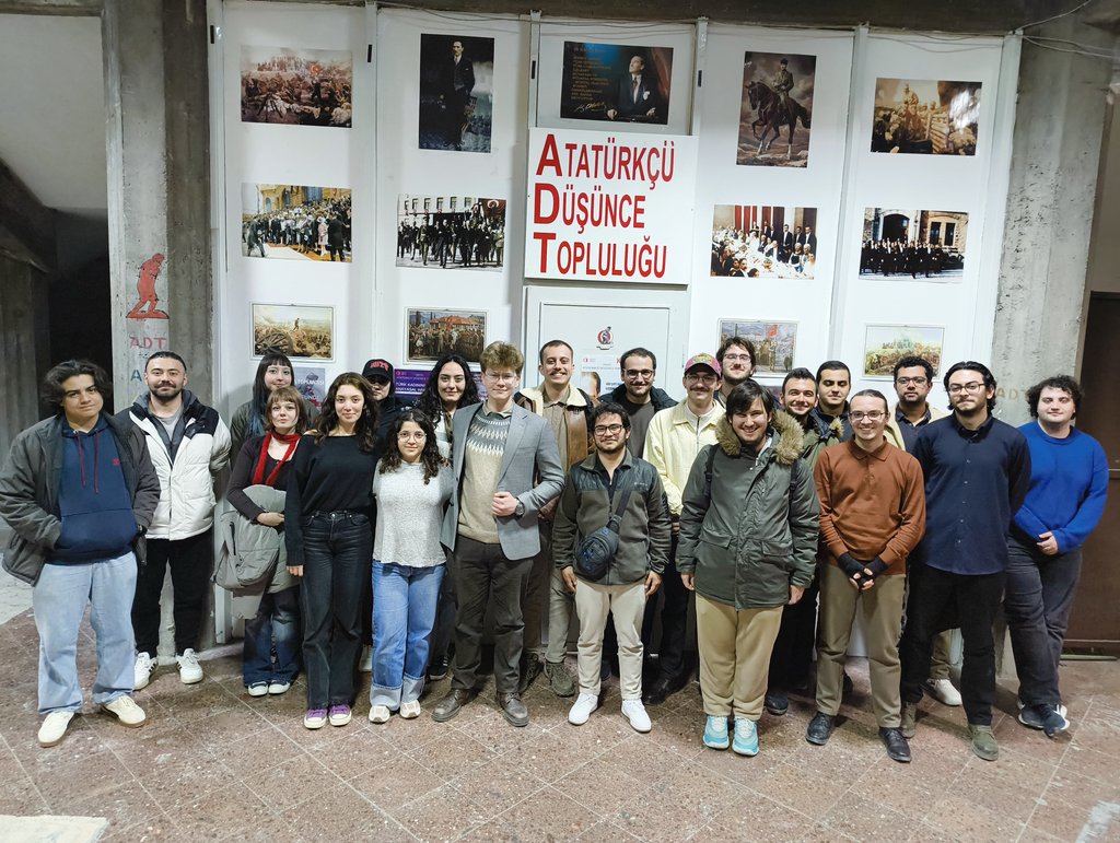 Bu akşam topluluk odamızda gerçekleştirdiğimiz makale toplantımızda İsmail Cem'in "Türkiye'de Geri Kalmışlığın Tarihi" kitabından okuduğumuz pasajlar üzerine konuştuk. Katılan herkese teşekkür ederiz. Bir sonraki etkinlikte görüşmek üzere.

#ODTÜ #Kemalizm
