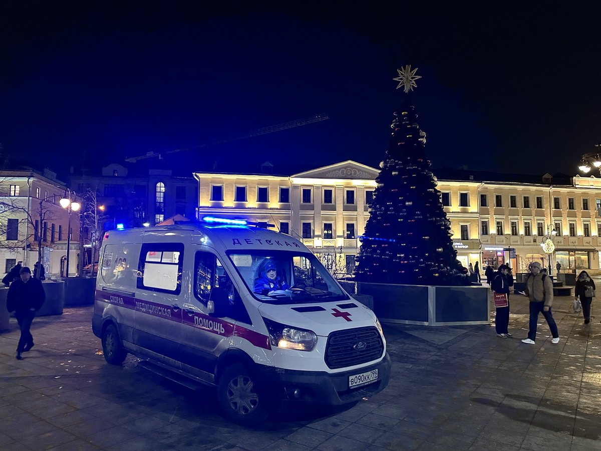 Кассирша в «Азбуке вкуса» вздохнула:
— Интернета нет, сотовой связи нет. Уже третий день. Даже скорую не вызвать, случись что 🙄 

В пункте выдачи заказов OZON не выдали заказ: с 11 утра нет интернета, заказы не выдаются 🤷‍♂️

Лучший в мире банкинг висит 👍🏻