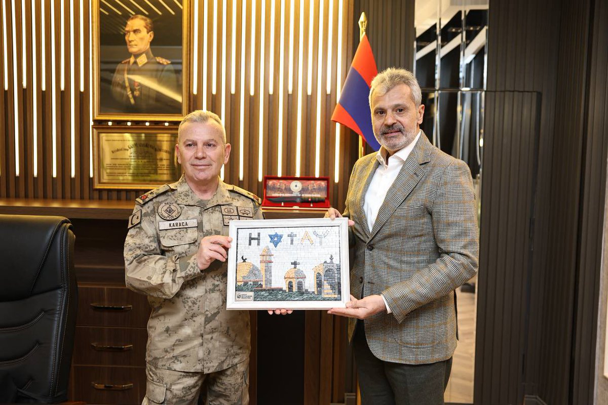mehmetonturktr's tweet photo. Dörtyol’umuzda, Hatay Jandarma Komando Tugay Komutanı Tuğgeneral Nejdet Karaca’yı ziyaret ettim.

Ateş çemberinin ortasında rahat uyuyoruz. Vatanımız için gece gündüz nöbet tutan Mehmetçiğimizin ayağına taş değmesin. https://t.co/mxnyHxSOLm